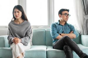 couple asiatique se disputant à la maison photo