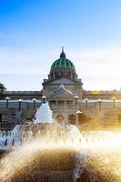 bâtiment de la capitale de la pennsylvanie à harrisburg. face arrière de la avec la fontaine au premier plan. photo