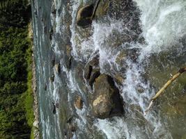 cascade de ruisseau de rivière dans le paysage forestier photo