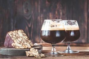 deux verres de bière brune avec du cheddar porter irlandais photo