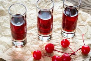 verres de cherry brandy avec des cerises à cocktail photo