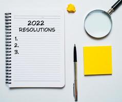 Inscription des résolutions 2022 sur des notes autocollantes jaunes photo