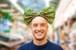 drôle d'homme chauve avec un arc sur la tête, ambiance festive photo