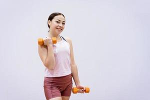 femme heureuse faisant du fitness avec des haltères photo