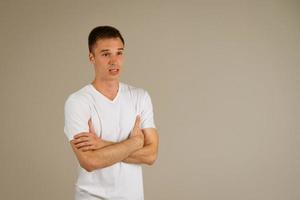 homme dans un t-shirt blanc gestes sur le fond photo