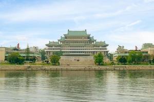 grande maison d'étude des peuples, la bibliothèque centrale située sur la place kim il sung dans la capitale nord-coréenne, pyongyang, a été construite dans un style coréen traditionnel en avril 1982 . photo