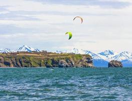 le kitesurf, le kitesurf, le kite surf. sport extrême kitesurf dans la péninsule du kamtchatka dans l'océan pacifique photo