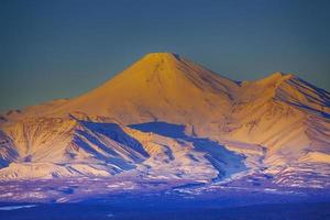 la belle vue sur le volcan avachinsky dans la péninsule du kamtchatka au coucher du soleil photo