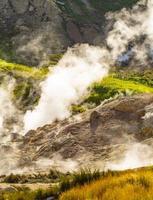 le petit geyser sur le volcan vilyuchinsky petite vallée de geysers sur la péninsule du kamtchatka photo