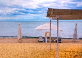 plage déserte en journée. transats vides. photo