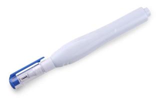 le stylo correcteur bleu sur fond blanc photo