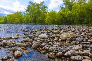 les pierres dans une rivière de montagne. photo