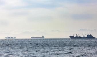 le grand bateau de pêche sur fond de collines et de volcans photo