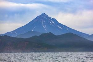 le volcan viluchinsky dans l'océan pacifique sur la péninsule du kamtchatka photo