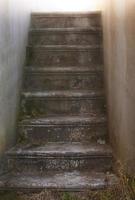 vieux escaliers en béton avec le soleil photo