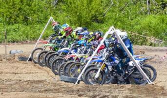 les pilotes de motocross pratiquent des tours sur leurs motos hors route par une journée ensoleillée photo