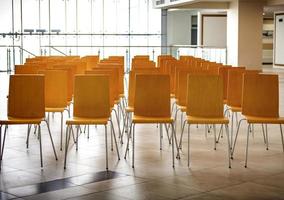 salle de conférence avec chaises, sol en béton et fenêtres. mise au point sélective photo