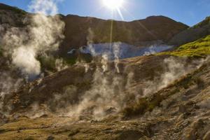 les geysers sur le volcan mutnovsky au kamtchatka, russie photo