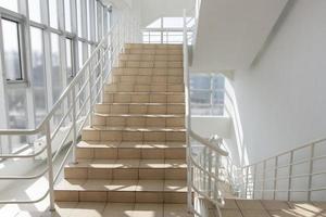 escalier - issue de secours dans l'hôtel, escalier en gros plan, escaliers intérieurs photo