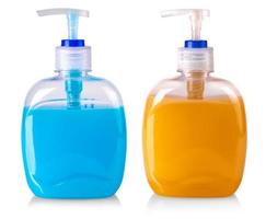 bouteille en plastique du savon liquide transparent coloré isolé sur fond blanc photo