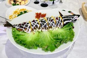 poisson farci sur un plateau. réglage de la table photo