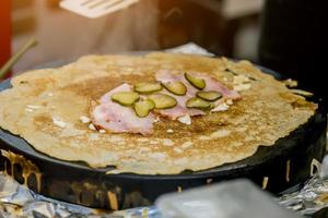 crêpes frites avec du jambon cuit dans la cour photo