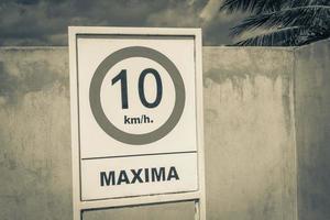 panneau de signalisation blanc sur l'autoroute à puerto aventuras au mexique. photo