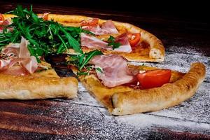 un morceau de pizza en gros plan sur la table photo