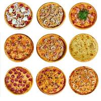 un ensemble de neuf pizzas différentes pour le menu, avec du fromage, du jambon, du salami, des champignons, de l'holopina avec des tomates sur fond isolé photo