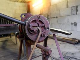 pliage du métal sur la machine. forgeage et fabrication de produits métalliques photo