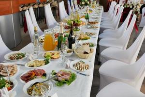 table servie avec nourriture et boissons au restaurant photo
