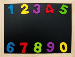 chiffres en bois colorés photo