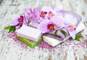 savon artisanal et orchidées violettes photo
