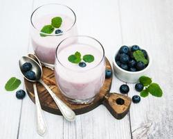 verres avec du yaourt aux myrtilles sur une table