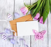 bouquet de tulipes et carte de voeux vierge de pâques photo