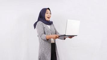 Asian girl ouvrant un ordinateur portable se sentant excité isolé sur fond blanc photo
