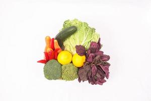 beaucoup de légumes isolés sur fond blanc photo