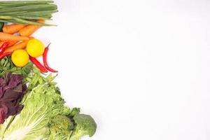 beaucoup de légumes isolés sur fond blanc photo