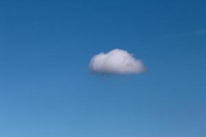 nuage blanc de nature unique sur fond de ciel bleu pendant la journée, photo de nuage de nature pour le concept de liberté et de nature