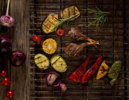 plat sur une surface en bois photo