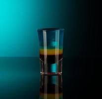 verre à liqueur avec de l'alcool sur un fond sombre photo