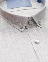 chemise en coton avec un accent sur le col et le bouton, gros plan photo