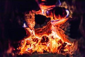 belle cheminée ancienne avec feu à flamme légère pour chauffer la pièce du bâtiment photo