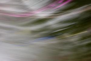 arrière-plan abstrait dans les tons lilas verts violets. léger flou et un peu de brume. lignes et vagues. photo