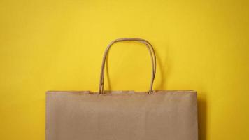 sac en papier sur fond jaune photo