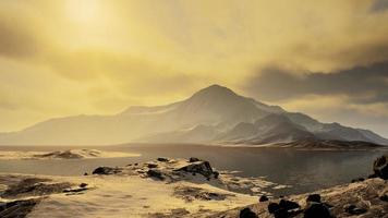 montagnes couvertes de glace dans le paysage antarctique photo