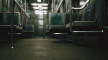 à l'intérieur de l'ancienne voiture de métro non modernisée aux états-unis photo