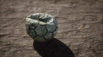 vieux ballon de football le sol en ciment photo