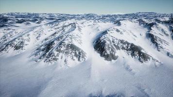 Paysage aérien 8k de montagnes enneigées et de rivages glacés en antarctique photo