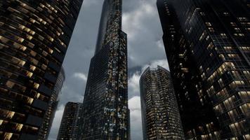 Immeubles de bureaux en verre skyscrpaer avec ciel sombre photo